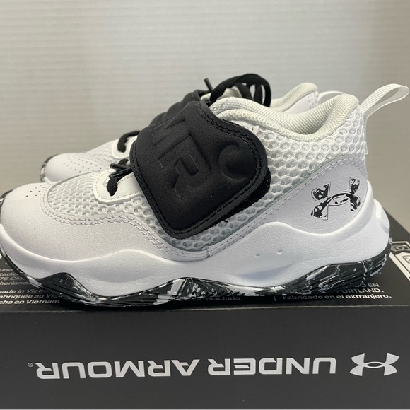 Under Armour Other - New Under Armour GS Zone
BB 2 Boys Shoe Sneakers Gym
Sports Size 7 3026637-101